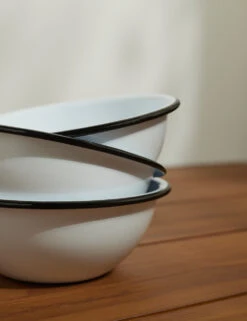 Enamelware Cereal Bowl (Set Of 4) By Crow Canyon 18 Enamelware Cereal Bowl (Set Of 4) By Crow Canyon -TableTrove Sales Store EnamelwareCerealBowl 20oz BlackRim Setof4 7498