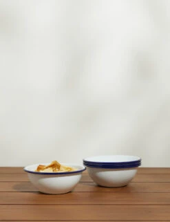 Enamelware Cereal Bowl (Set Of 4) By Crow Canyon 14 Enamelware Cereal Bowl (Set Of 4) By Crow Canyon -TableTrove Sales Store EnamelwareCerealBowl 20oz BlueRim Setof4 7506
